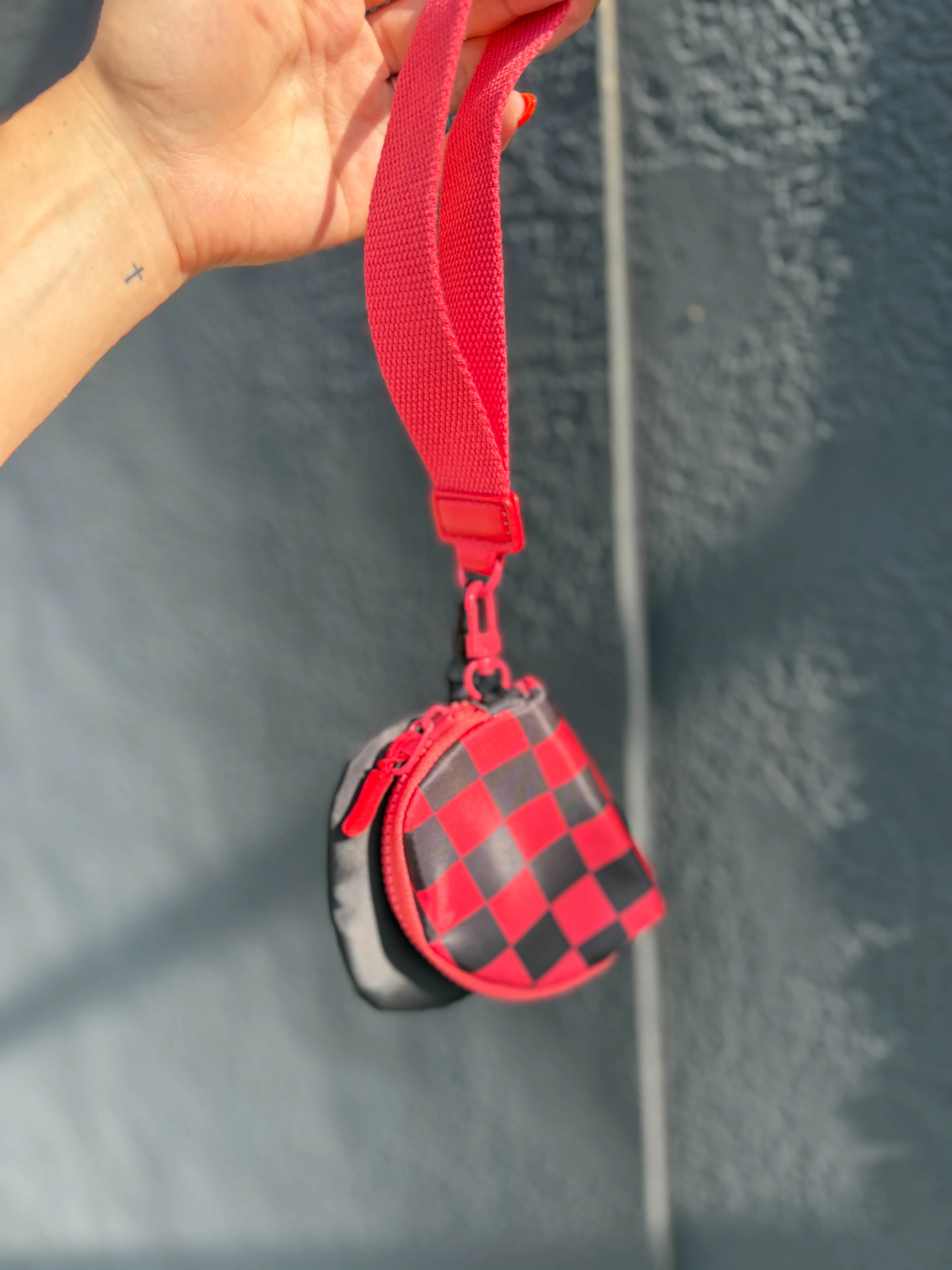 Checkered Dual Color Wristlet-Black/Red - Image 4